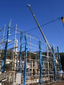 重機も使って建前