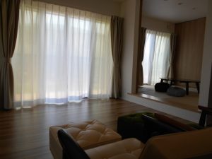 W様邸　リビングから小上がりを見た様子