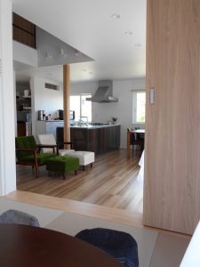 W様邸　小上がりからリビングを見た様子