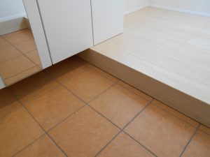 S様邸　玄関　床