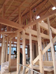 柱と土台にはヒノキを使用