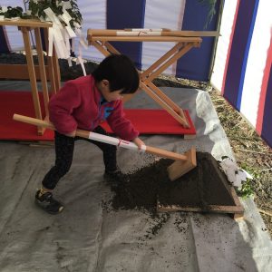 S様の息子くんも地鎮祭の儀式の真似
