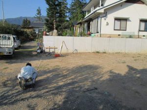 基礎を打つ前の縄を張る作業