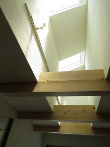 天窓から優しい光が差し込みます