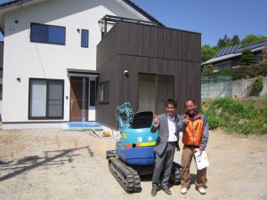 外構工事の職人さんと