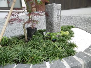 石塔がアクセント