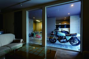 室内からガレージを眺める