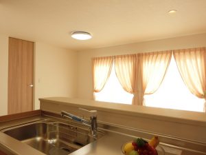 キッチンから窓を眺める